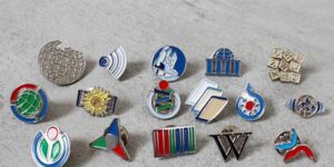 How Personalised Lapel Pins Support Employee Recognition Programs