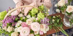 Valentine’s Day Roses vs Mixed Bouquets: What Works Best?